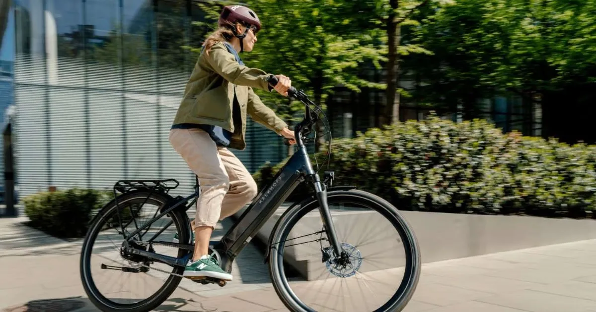 Vélo électrique gravissant une côte à Genève